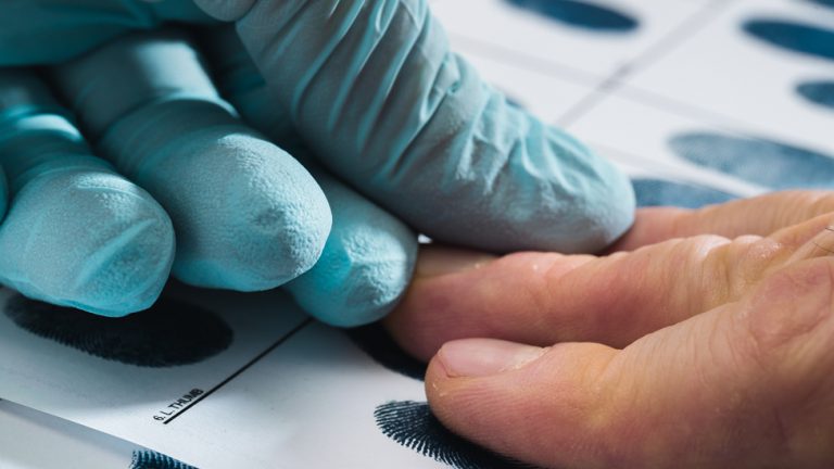 Il Regno Unito cancella accidentalmente 150.000 record di arresti