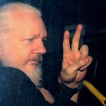 Il giudice britannico nega l’estradizione USA di Assange
