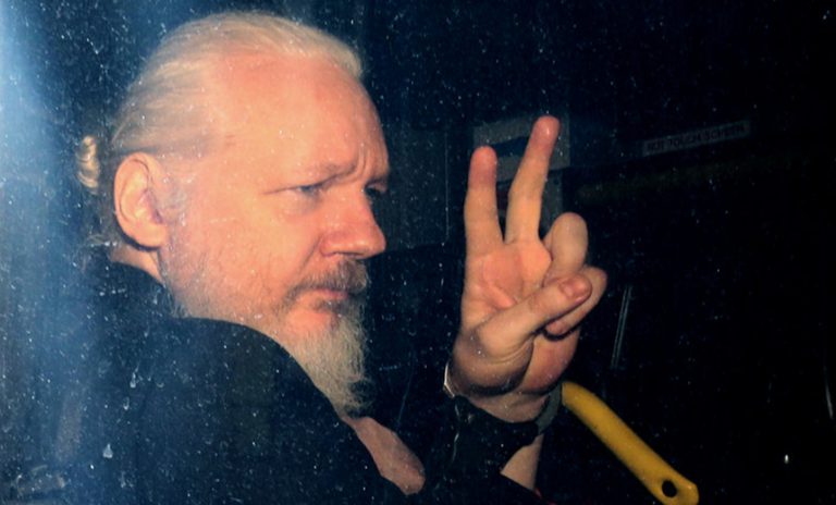 Il giudice britannico nega l’estradizione USA di Assange