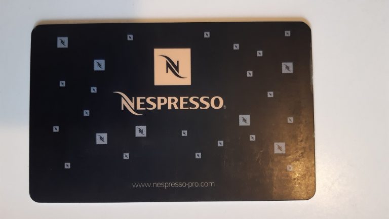 Hacker rivela metodo per ottenere caffè gratis dalle macchine Nespresso