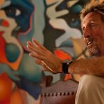 Cosa sappiamo di John McAfee, trovato morto in una cella di prigione spagnola