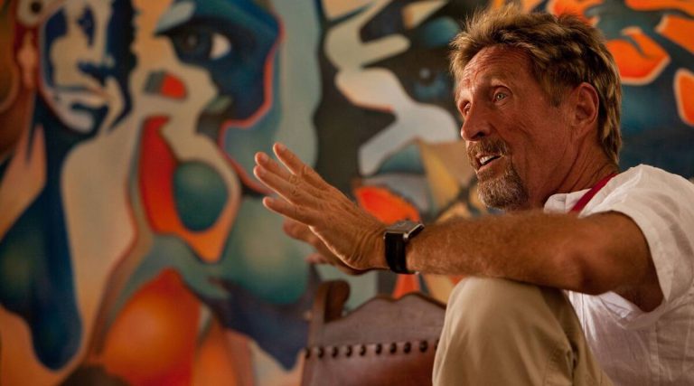 Cosa sappiamo di John McAfee, trovato morto in una cella di prigione spagnola
