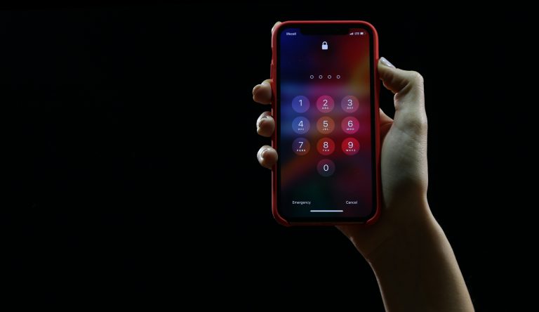 Simulare lo spegnimento dell’iPhone e spiare dalla fotocamera