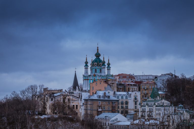 Attacchi all’Ucraina, ma come si difende il paese in guerra cyber?