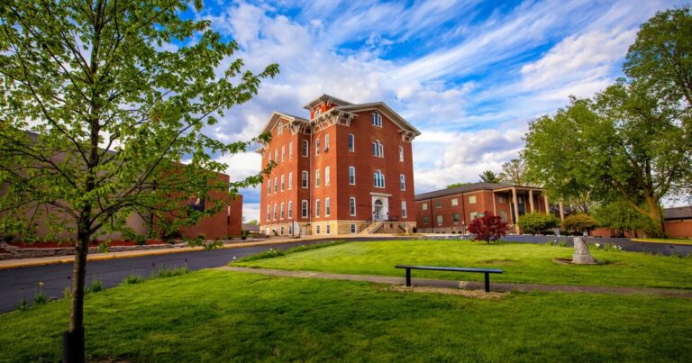 Il caso del Lincoln College che chiude anche per colpa di un attacco